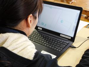 パソコンを使用し設計をしている様子（写真）