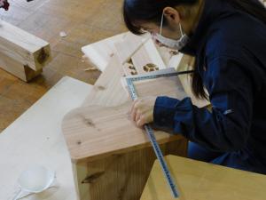 定規を当てて図っている生徒の様子（写真）