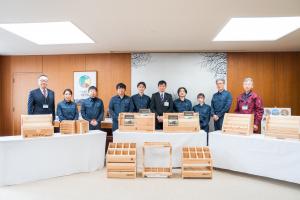作品と集合写真（写真）