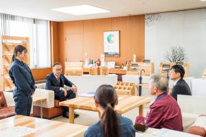 市長と対談している生徒の様子（写真）