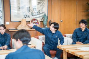 作品の説明をしている様子（写真）