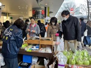 マルシェでの農産物等販売の様子（写真）