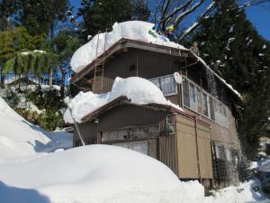 高齢者住宅の除雪支援の様子（写真）