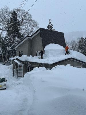 高齢者住宅の除雪支援の様子（写真）