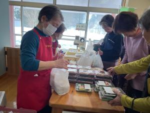 商品を購入する来場者の様子（写真）