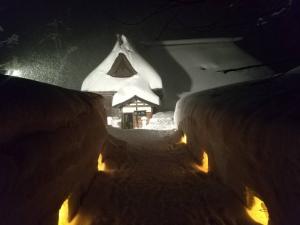 飯田邸のライトアップと雪ほたるの様子（写真）