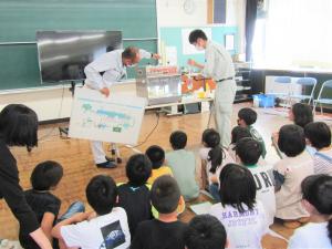 小学生に水道出前講座をしている様子（写真）
