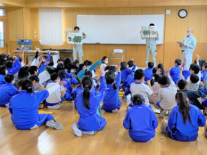 中学生に水道出前講座をしている様子（写真）