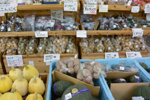 青空市場での野菜販売の様子（写真）