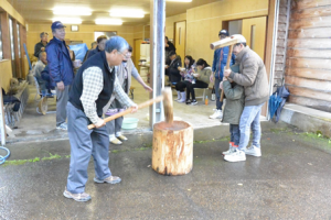 餅つきの様子（写真）
