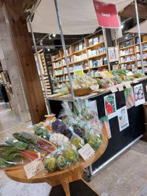 松本伊代さんが育てた野菜が直売所に並んでいる様子（写真）