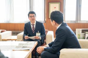 柿崎区芋島集落地域おこし協力隊隊員への辞令交付の写真