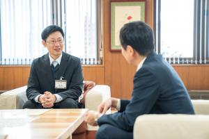 食と農を通じた中山間地域の振興に係る地域おこし協力隊への委嘱状交付の写真