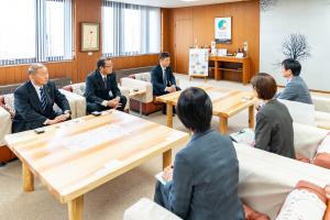 企業版ふるさと納税による寄附に対するサカヰ産業株式会社への感謝状贈の写真