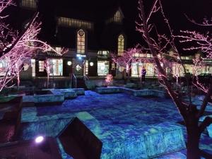 第100回高田城址公園観桜会高田駅前広場におけるプロジェクションマッピングの写真