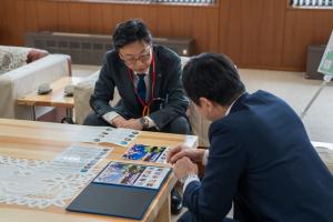 日本郵便信越支社による高田城址公園観桜会100回記念オリジナルフレーム切手の贈呈の写真の写真
