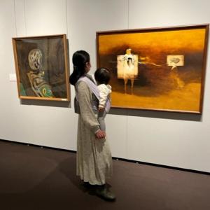 展示室で作品を見ている親子（写真）