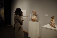 展示室で作品を見ている親子（写真）
