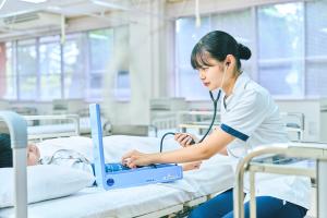 看護学生が実習をしてる様子（写真）