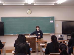 説明を行う講師（写真）