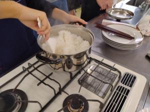 鍋で炊いたご飯（写真）