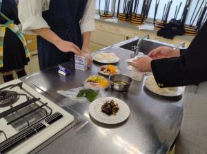 ご飯と具材を交互に詰めていく(写真)