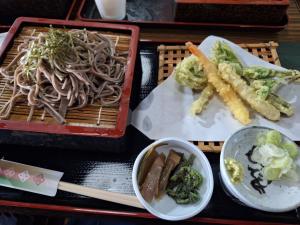 飯田邸ゴールデンウィーク営業（山菜の天ぷらとそば）（写真）