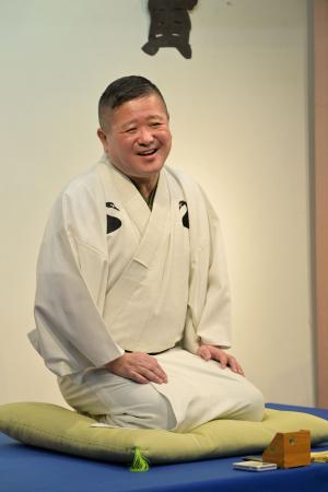 三遊亭白鳥師匠（写真）
