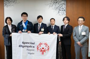 「2025年スペシャルオリンピックス冬季世界大会・トリノ」でメダルを獲得した押山優樹選手による表敬訪問の写真