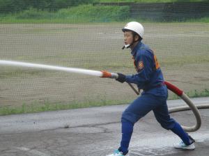 小型ポンプ操法披露・放水の様子（写真）