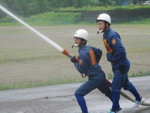 小型ポンプ操法披露・2人での放水（写真）