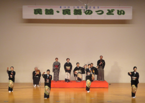 民謡を踊っている様子（写真）