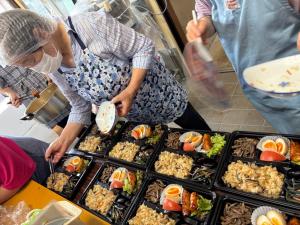 お弁当を作るひまわり会のみなさん（写真）