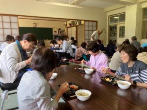 お弁当を食べる参加者たち（写真）