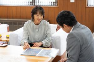 「令和7年度公益社団法人新潟県観光協会観光功労者表彰」を受賞した小林美佐子氏による受賞報告の写真