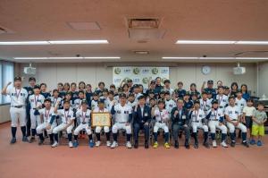 「高円宮賜杯第45回全日本学童軟式野球大会マクドナルド・トーナメント」に出場する学童軟式野球チーム「上越謙桜」による訪問の写真