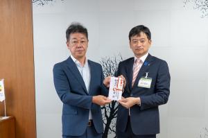観桜会美化キャンペーン実行委員会からの協賛金の受領の写真