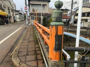 橋の東から見て右側の欄干（写真）