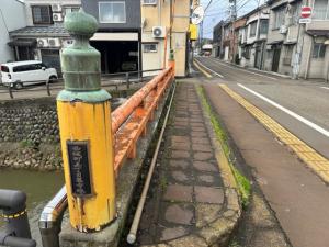 橋の東から見て左側の欄干（写真）