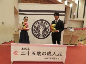 フォトスポットの様子、女性と男性（写真）