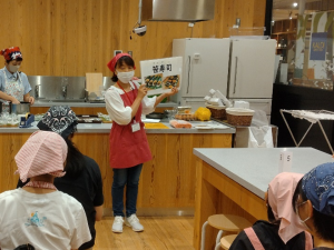 笹寿司の作り方の説明する講師（写真）