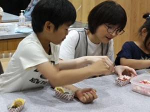 みそまる作りをする親子（写真）