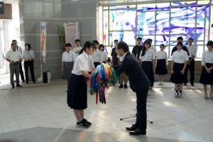 教育長が激励の挨拶をしている様子(写真)