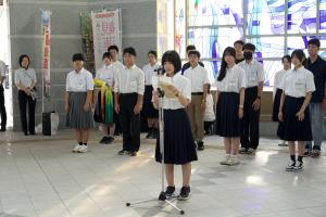 代表生徒が誓いの言葉を述べている様子(写真)