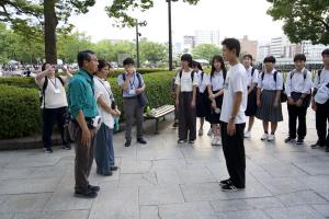 ガイドさんに生徒がお礼を述べている様子(写真)