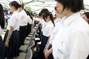 広島平和記念式典で黙とうをしている様子(写真)
