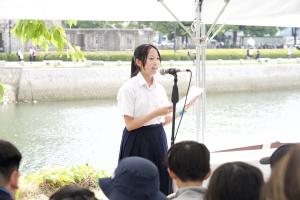 代表生徒が誓いの言葉を述べている様子(写真)