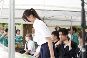 献花の様子(写真)