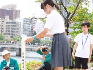 献水の様子(写真)