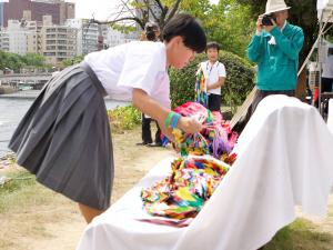 献鶴の様子(写真)